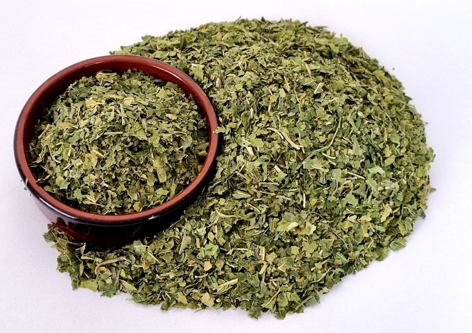 Weiße Maulbeerblätter geschnitten