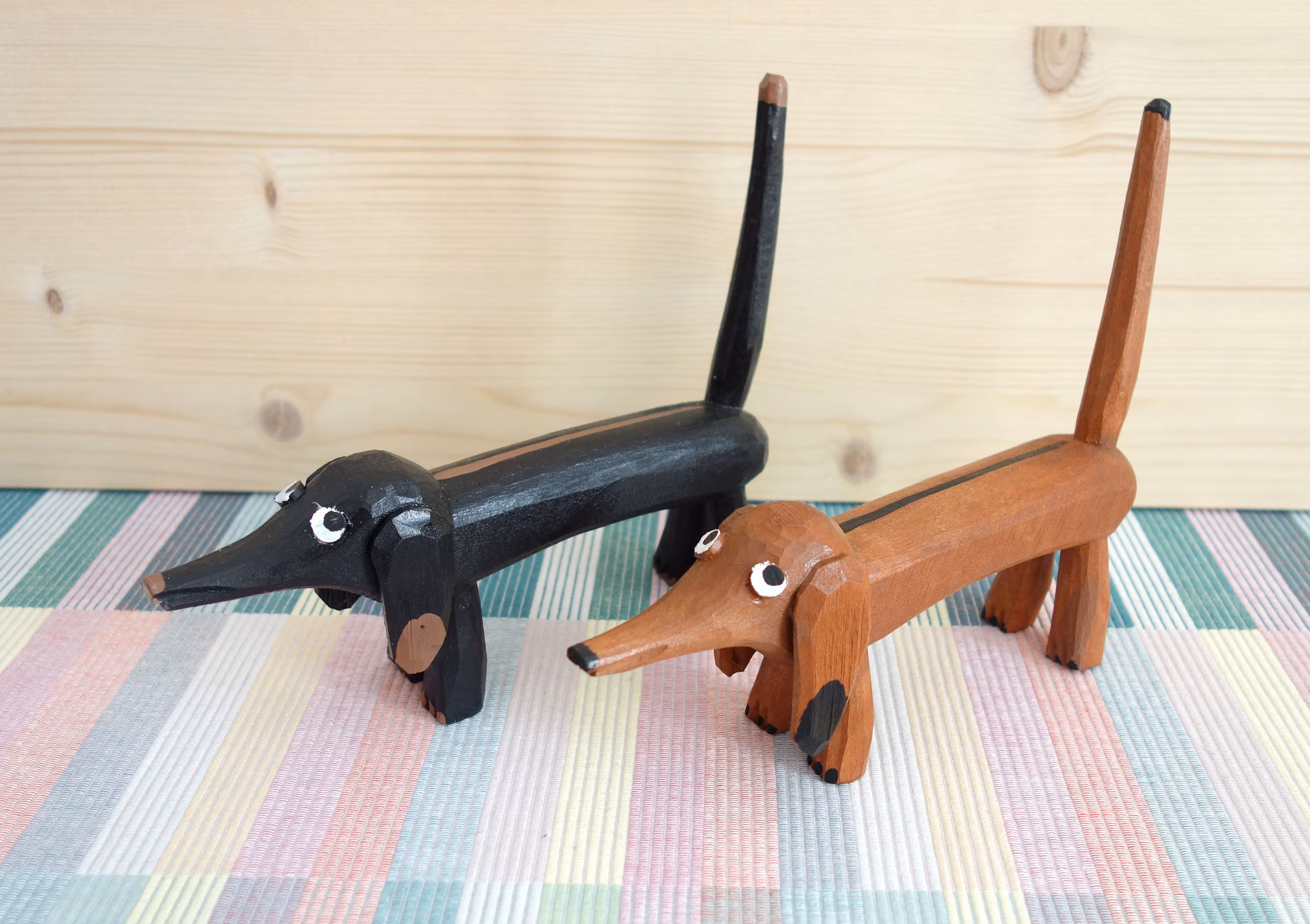 Dackel aus Holz Die Figur handgeschnitzter und bemalter - obrazek 3