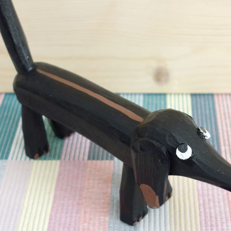 Dackel aus Holz Die Figur handgeschnitzter und bemalter