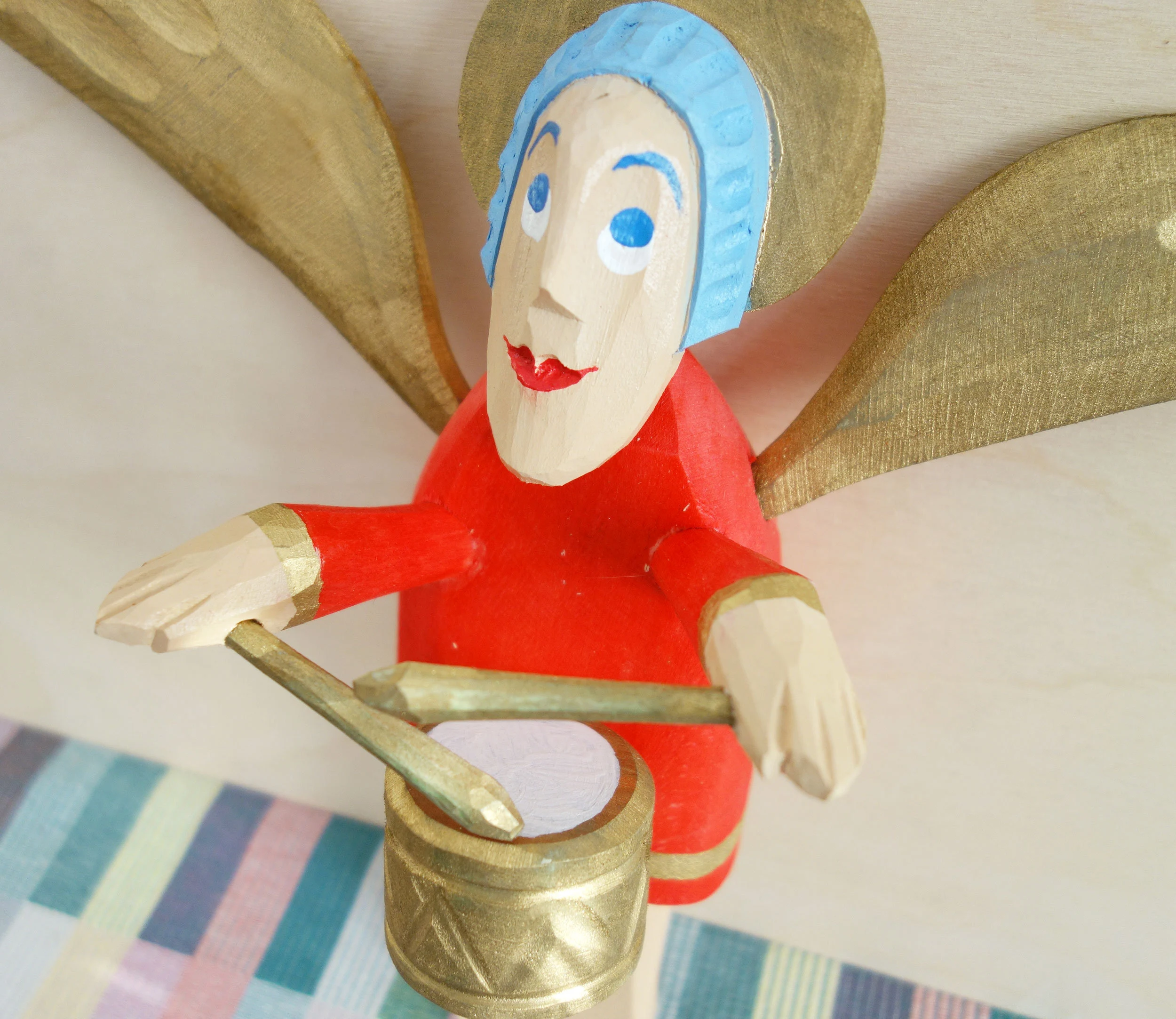 Engel mit Trommel Weihnachten oder Dekoration, Geschenk Engel aus Holz geschnitzt Holzskulptur - obrazek 6